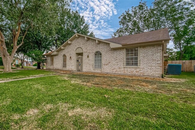 Building Photo - 9103 Twin Hills Dr