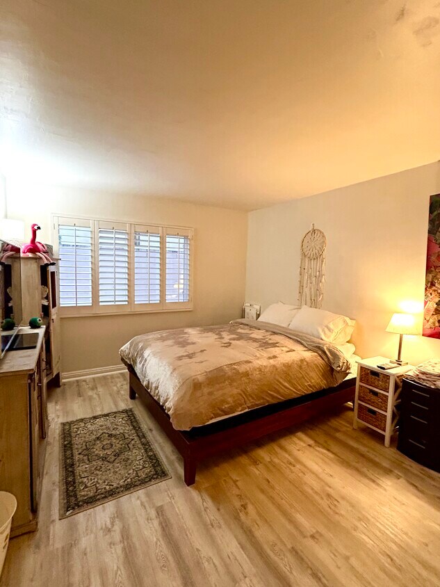 Guest bedroom - 11911 Magnolia Blvd