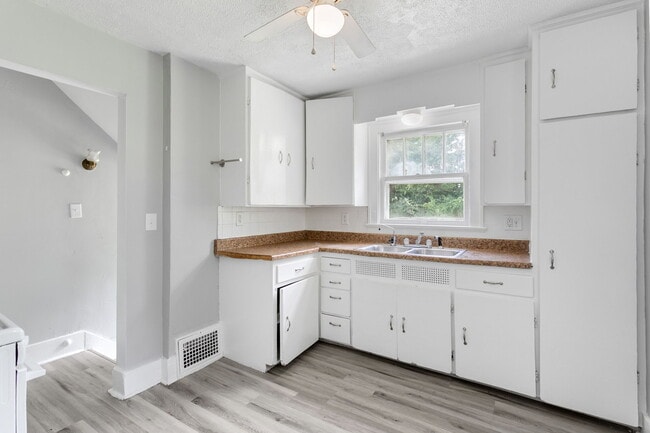 Building Photo - 833 E Dubail Ave