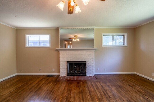 Building Photo - 3 Bed / 1.5 Bath in Tulsa!