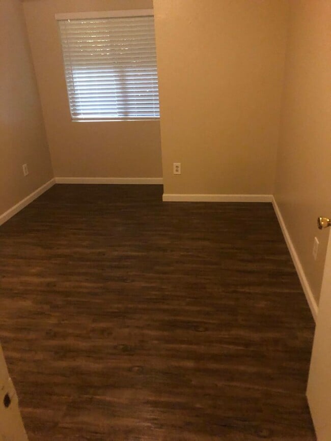 Foto del edificio - SW Bakersfield Condo. features 3 spacious bdrms 2.5 bath,