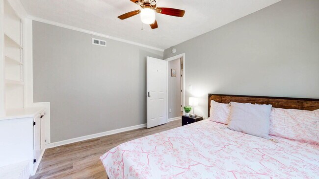Foto del edificio - Live in Bedford Estates, a 2-minute drive to the transit stop S Hairston Rd & Manly Ct.