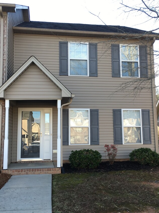 Foto principal - 2 BDRM 2.5 BA TWO STORY CONDO IN RANDLEMAN...