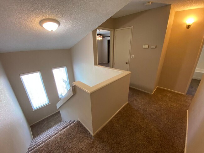 Foto del edificio - North Visalia Townhome Available Now