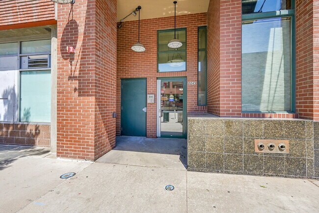 Building Photo - $2,500 - 1 Bed 1 Bath Condo with Central A...