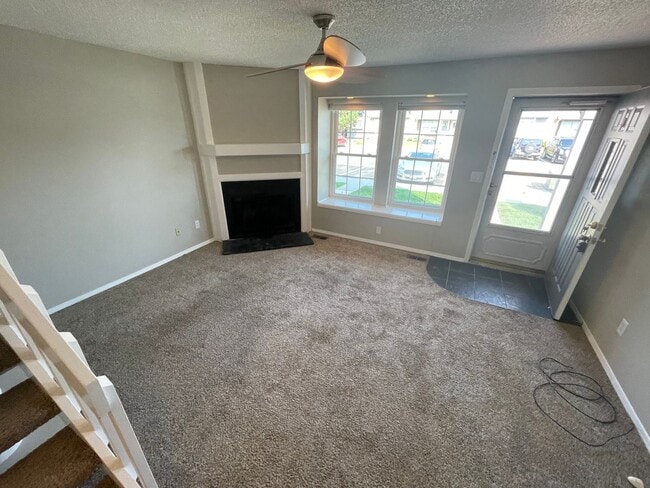 Building Photo - Spacious 2-Bedroom Townhome In Aurora Sout...