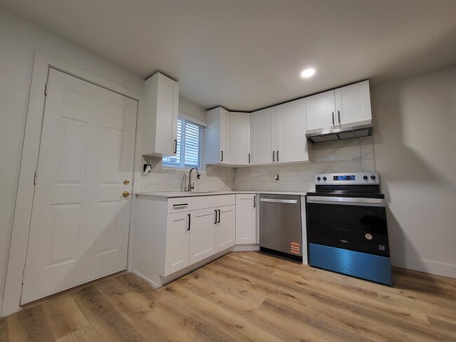 kitchen and backdoor - 3224 S Verdant Cir