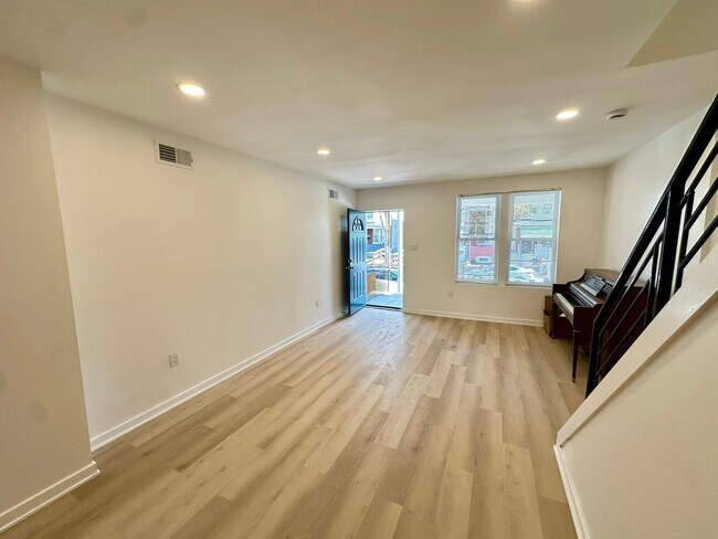 Building Photo - Fully renovated, bright and spacious 3 bed 1.5 bath in amazing location
