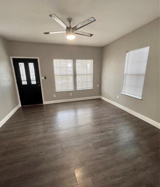 Building Photo - 908 W Waggoman St