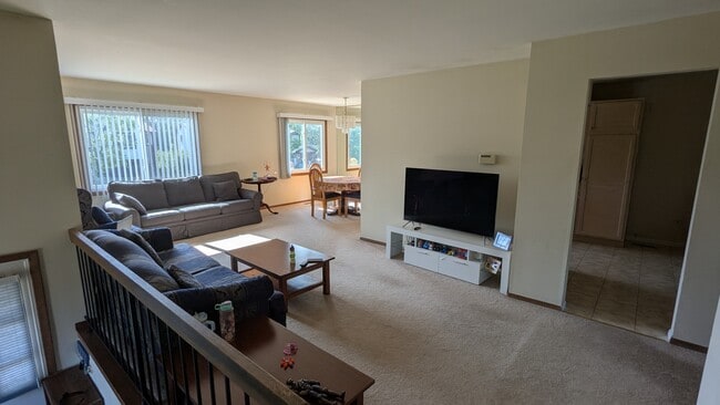 Building Photo - 541 Commanche Trl