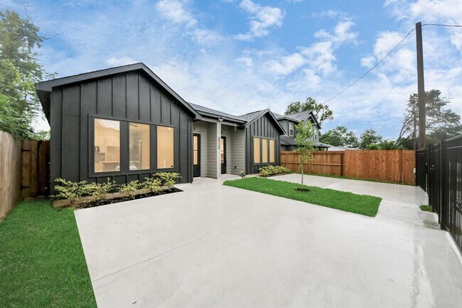 Building Photo - 6930 Liverpool St