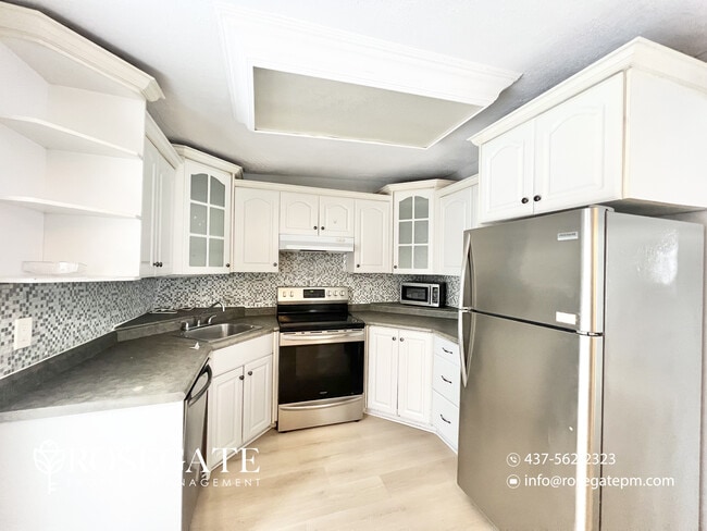 Photo du bâtiment - Spacious 4-Bedroom Main-Level Apartment with Private Backyard & Parking in London