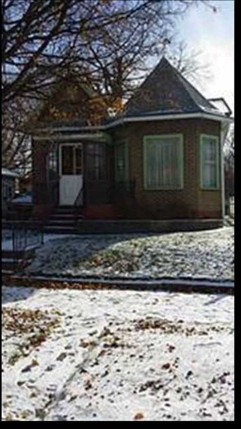 Primary Photo - 335 W 2nd St