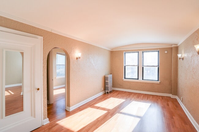 Building Photo - 1108 W Rosemont Ave