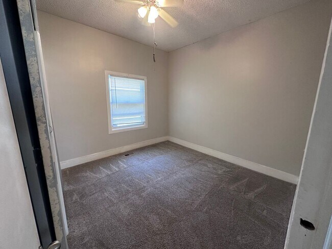 Building Photo - $895 - 3 bedroom/ 1 bathroom -Single famil...