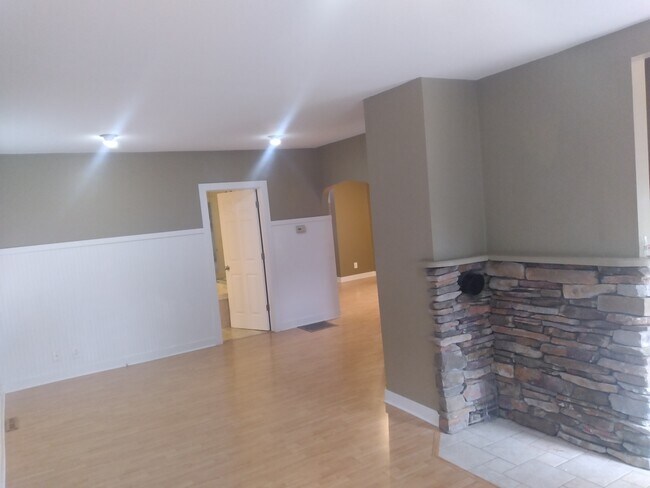 Building Photo - 507 N Lavinia St