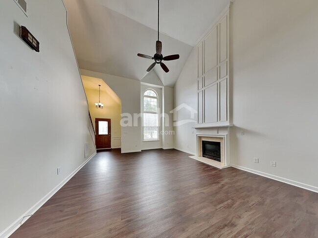 Building Photo - 3439 Silverlake Court