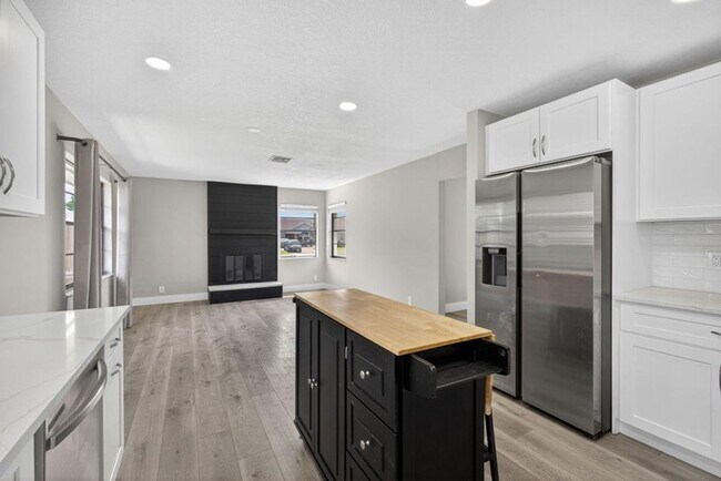 Building Photo - 1202 Essex Dr