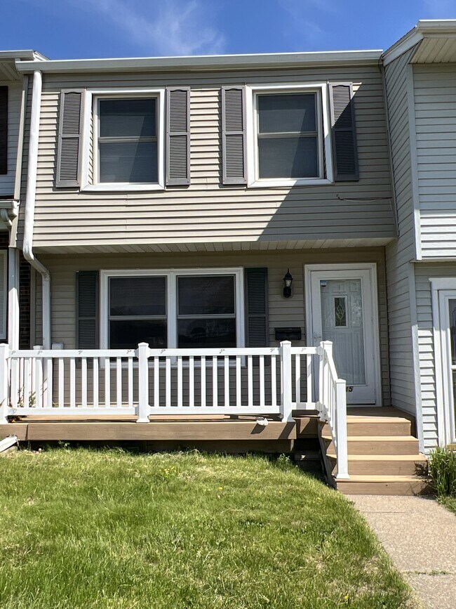 Foto del edificio - 3745 Hillcrest Rd
