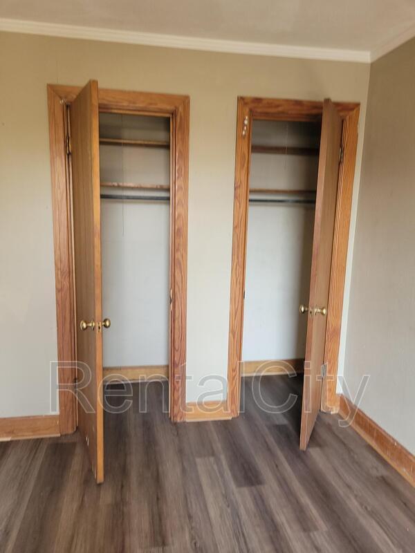 Building Photo - 534 Lake Rd