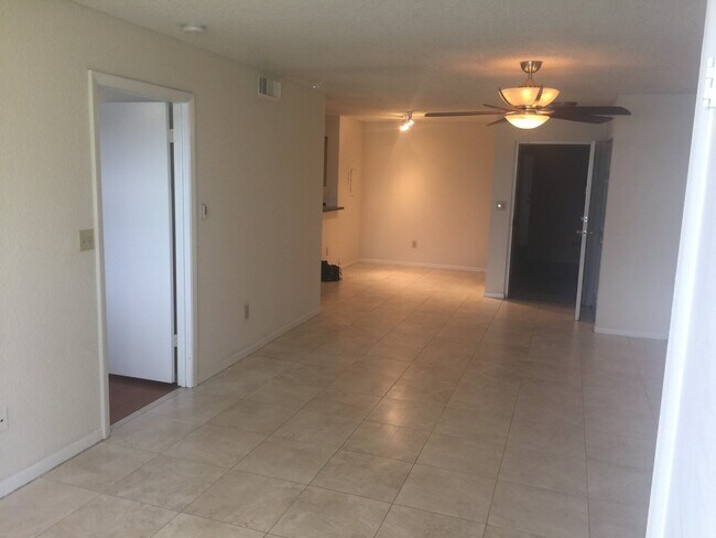 Foto del edificio - 2880 N Oakland Forest Dr