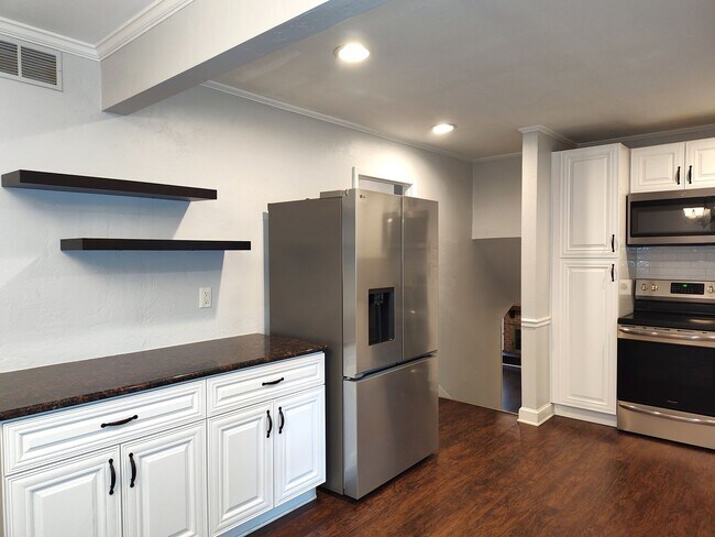 Foto del edificio - Charming split level home located in the Mcclintock Woods Community in Charlotte!