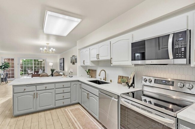 Building Photo - 2600 Torrey Pines Rd