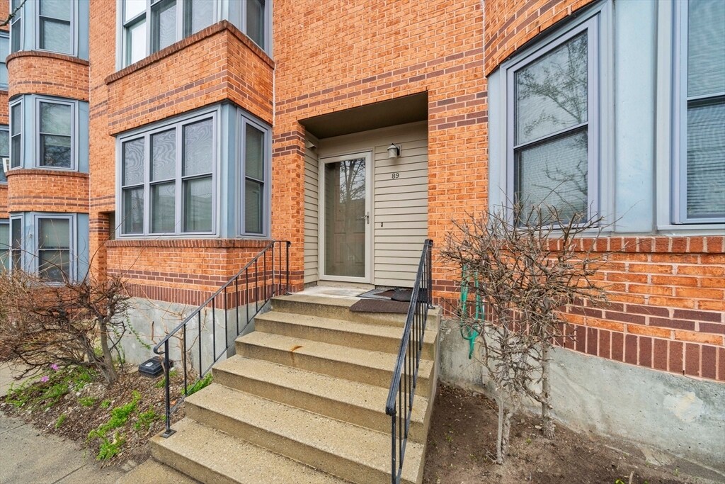 Primary Photo - 89 Lawn St