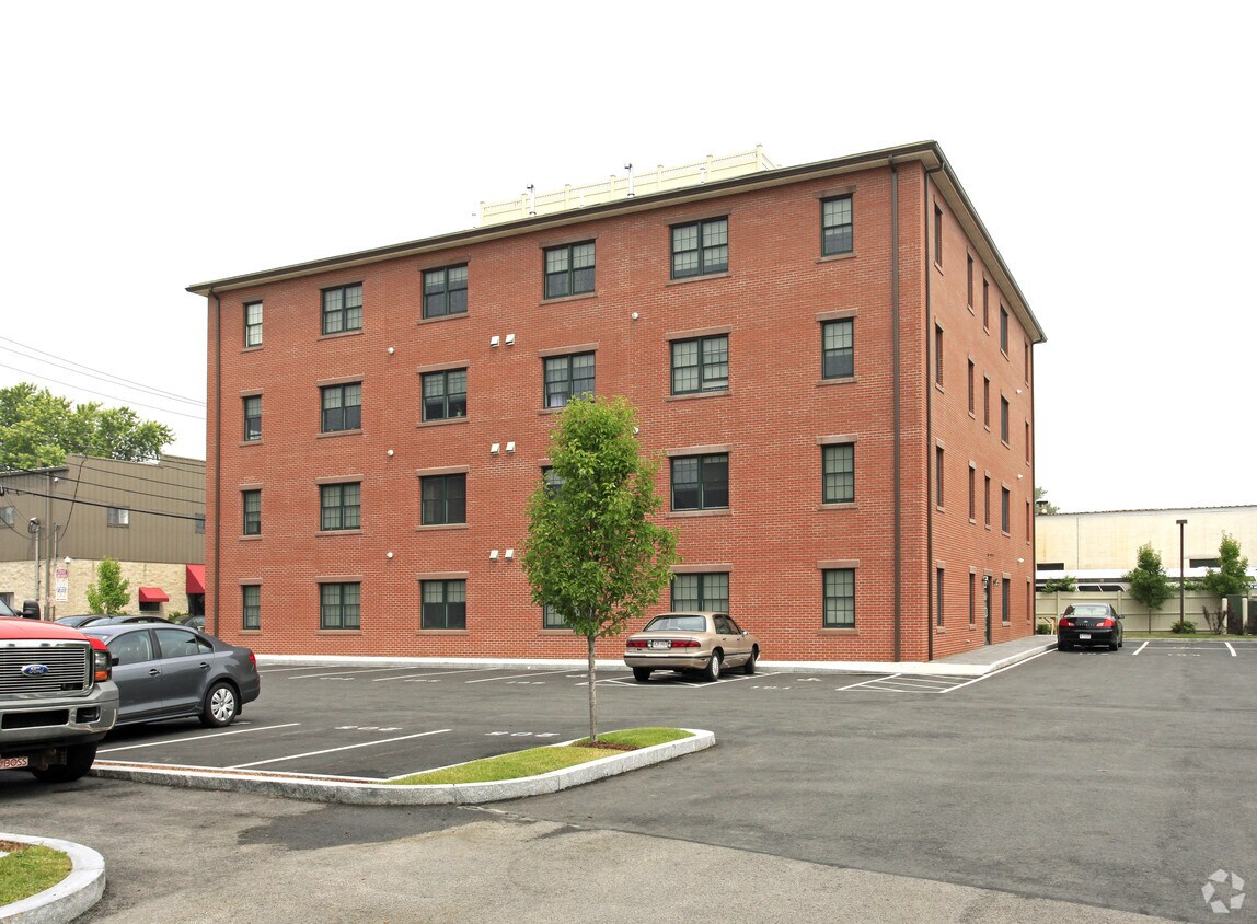 Building Photo - 18 Locust St