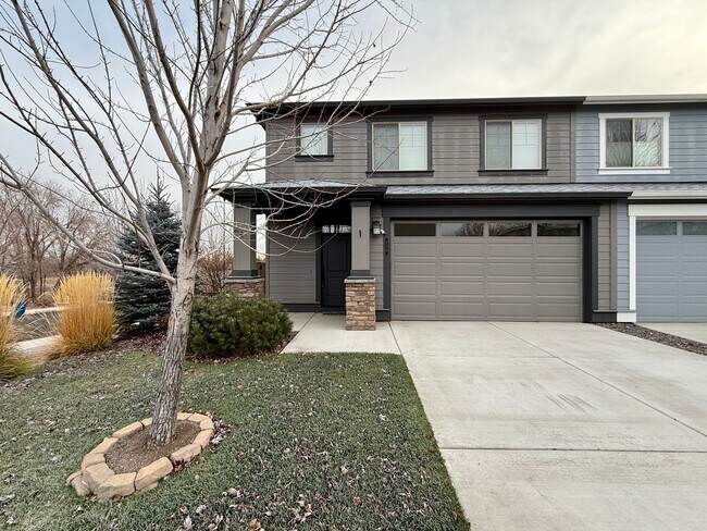 Foto del edificio - SCHEDULE A TOUR TO VIEW THIS STUNNING PALISCH TOWNHOME LOCATED IN SW REDMOND!!