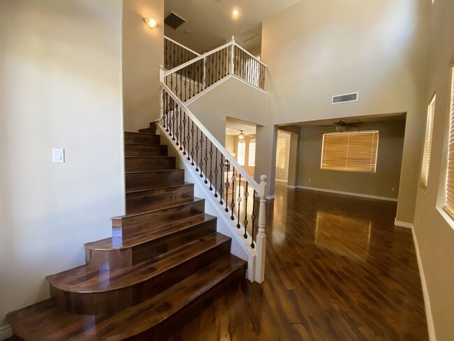 Building Photo - 3 Bed 3 Bath Southwest home welcomes you w...