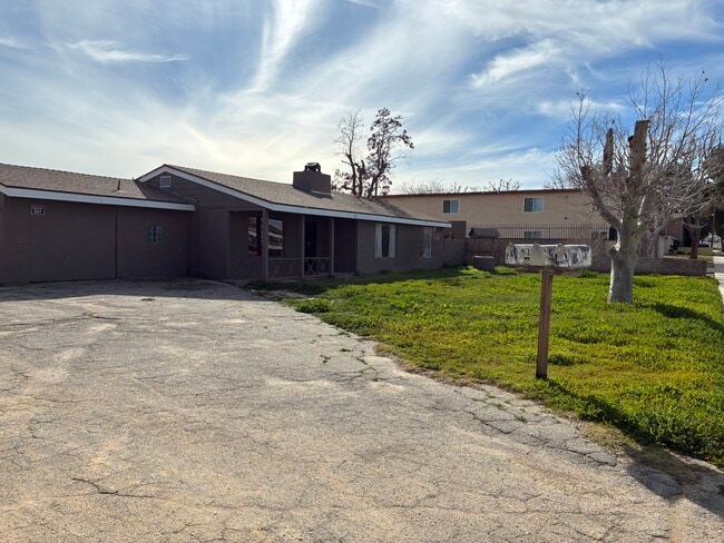 Building Photo - 558 E Avenue Q12