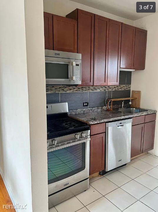 Building Photo - 2 br, 1 bath Condo - 2950 West Montrose Av...