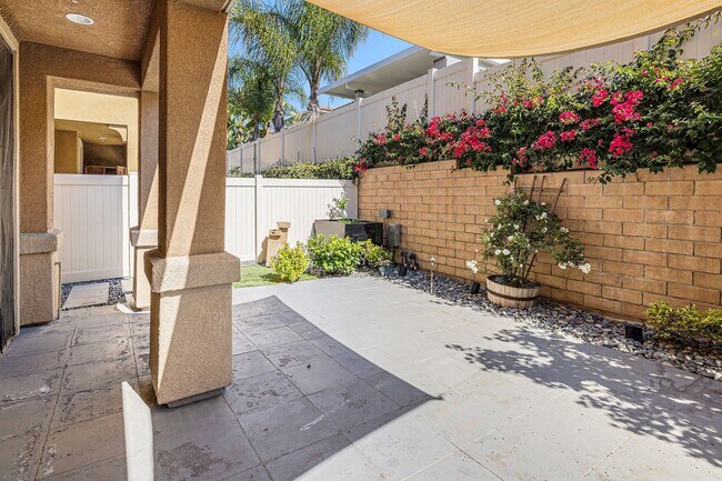 Foto del edificio - 3 Bedroom 2 1/2 Bath Condo with yard and g...