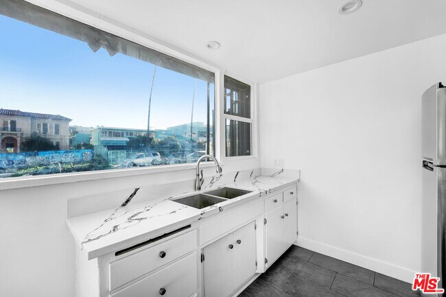 Building Photo - 317 S Kenmore Ave