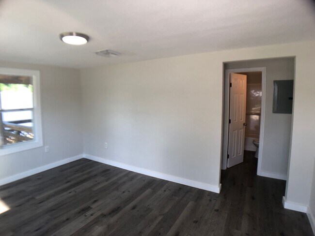 Building Photo - 2 bedroom one bath