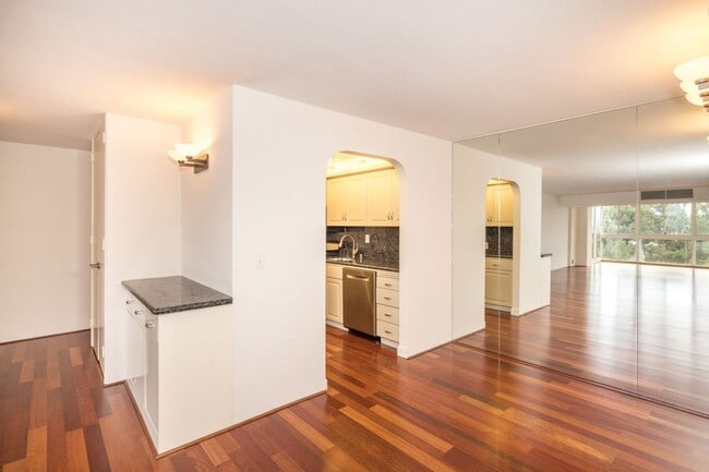 Building Photo - High Rise Living in the Heart of Downtown Palo Alto!