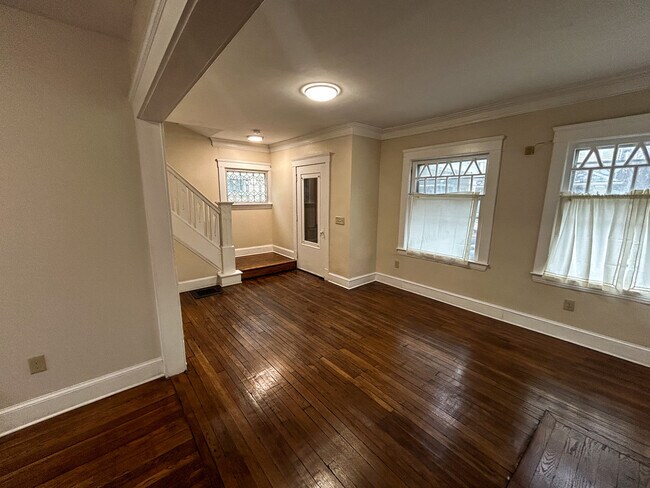 Foto del edificio - 9804 Newton Ave