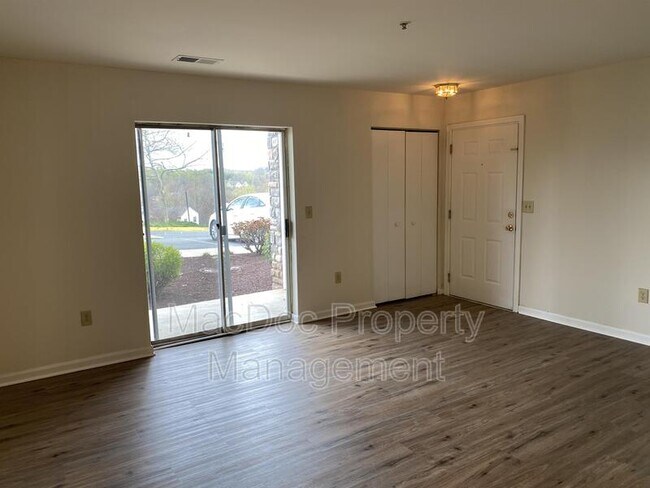 Building Photo - 38 White Pine Cir