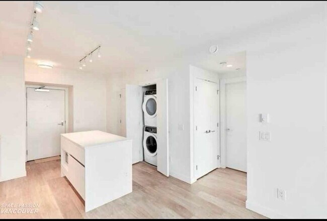 Photo du bâtiment - 657 Whiting Way