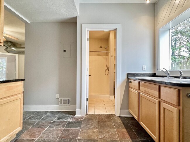 Foto del edificio - 933 E Front St