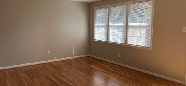Building Photo - 3 Bedroom 2 Bath Home