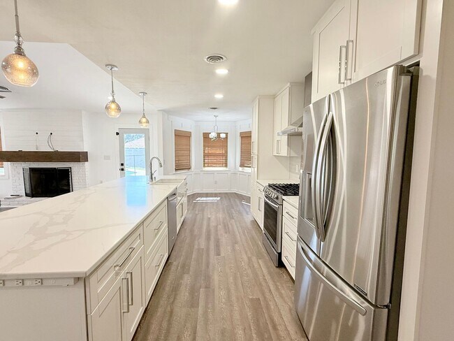 Foto del edificio - Beautiful 4 Bedroom Pool Home - Scenic Hei...