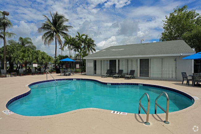 Pool - Spinnaker Landing Apartments