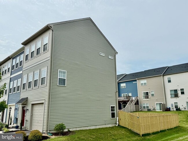 Building Photo - 242 Norland Knoll Dr