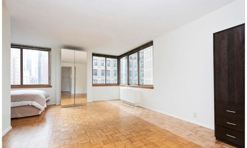 Building Photo - 230 E 40th St