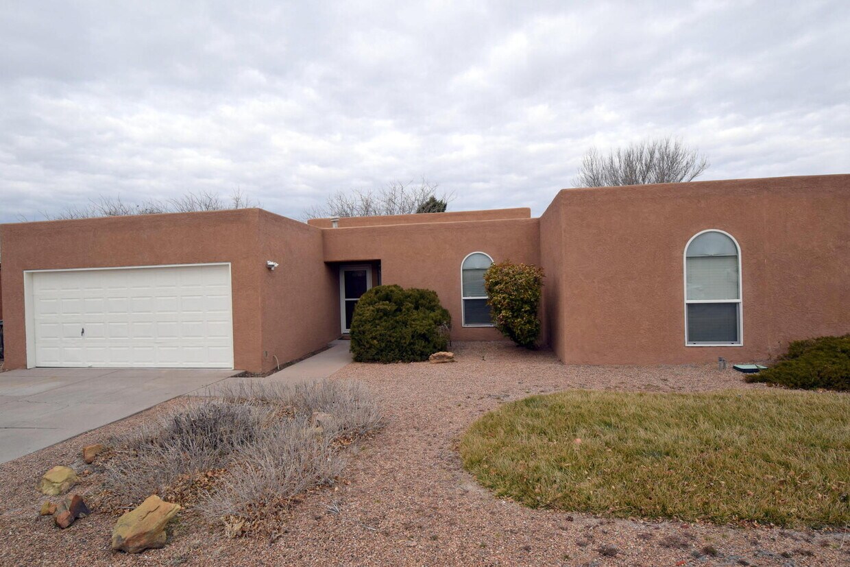 Primary Photo - Amazing Home East of Tramway!