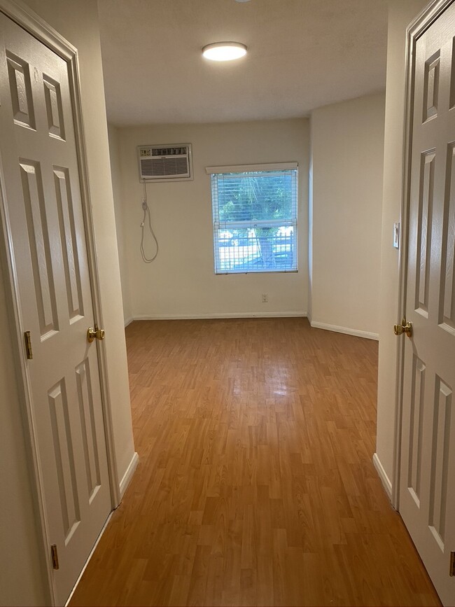 Foto del edificio - 7024 Woodley Ave