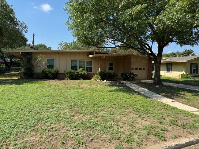 Foto del edificio - Welcome to this charming 3-bedroom, 1.5-ba...