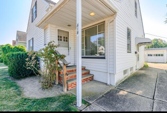 Building Photo - 418 E 274th St